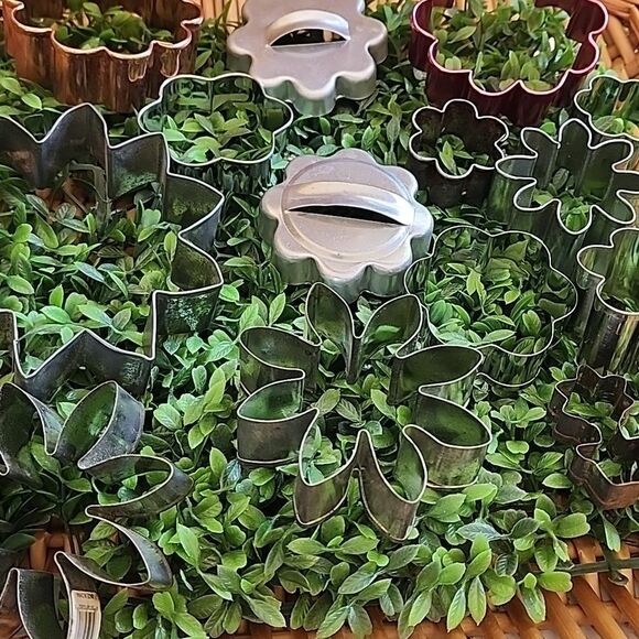 Set Of 14 Vintage To Modern Daisy/Flower Metal Cookie Cutters - Picture 2 of 9